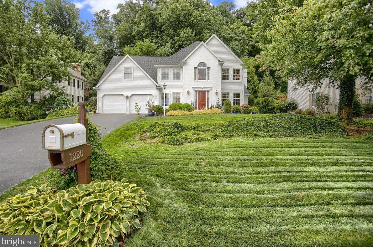1220 Woodworth Dr, Lancaster, PA 17601