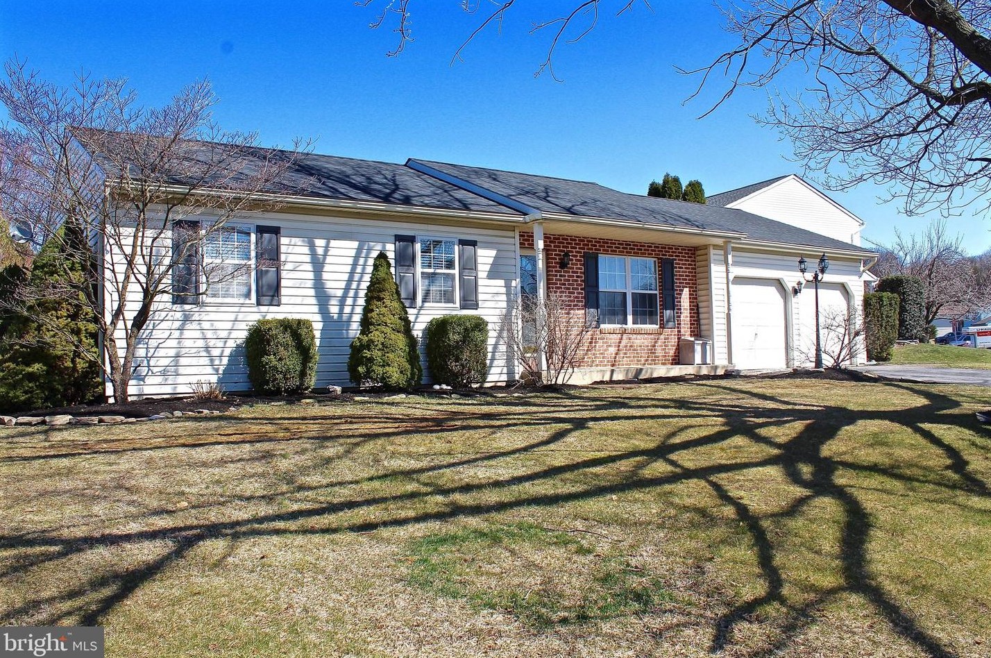 5 Brookfield Dr, Lebanon, PA 17046-1862