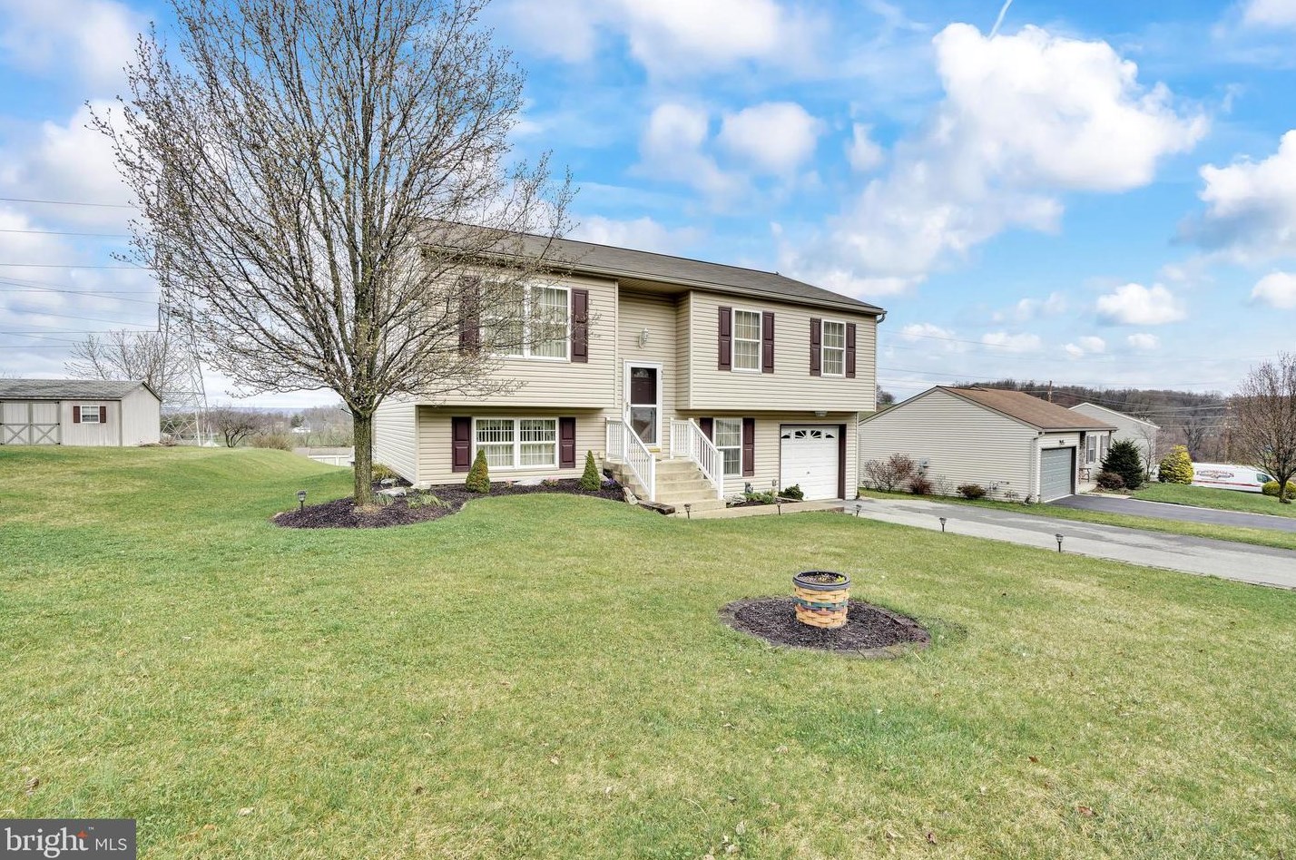 51 Brookfield Dr, Lebanon, PA 17046-1882