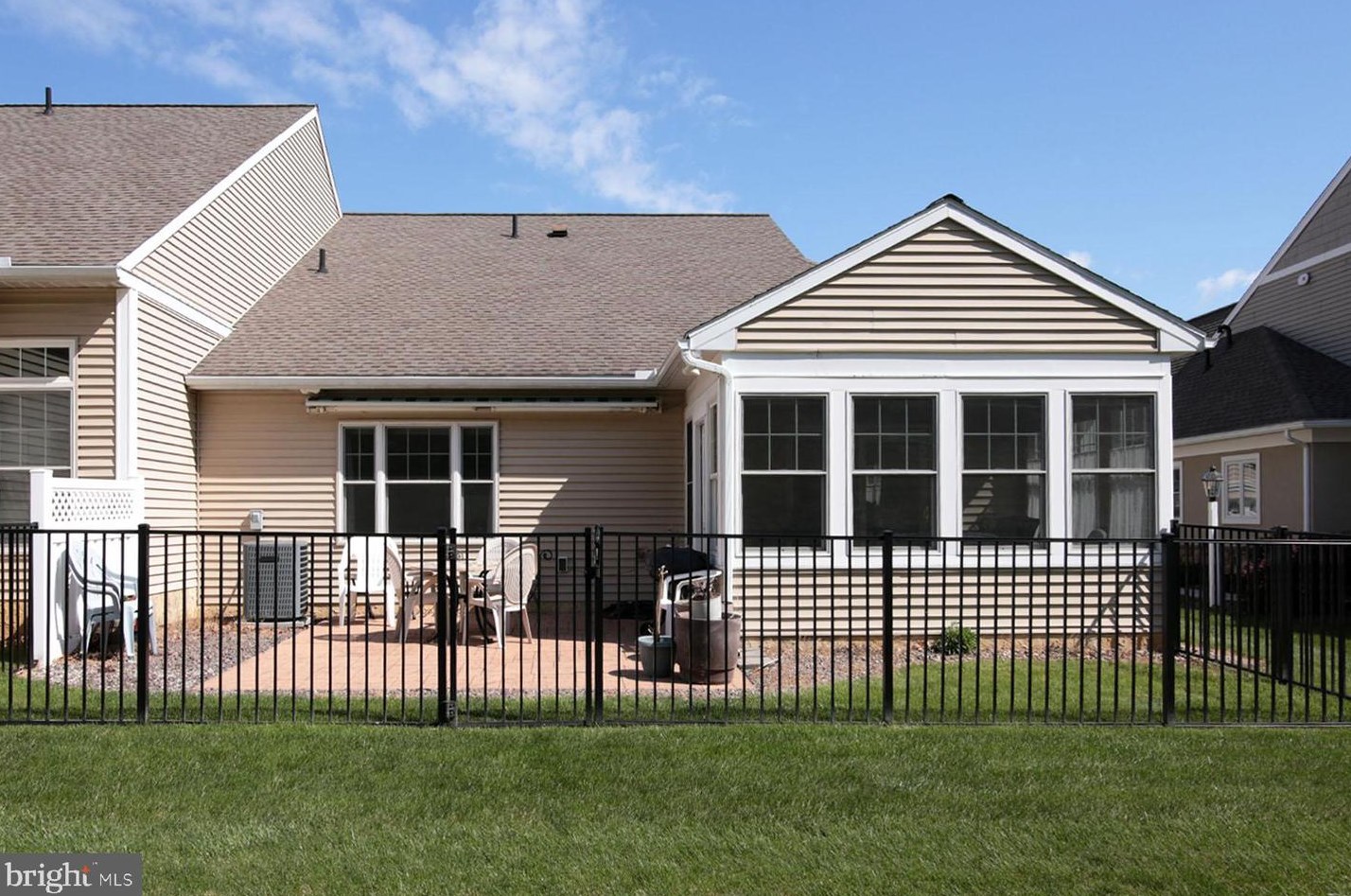 1047 English Dr, Lebanon PA  17042-9267 exterior