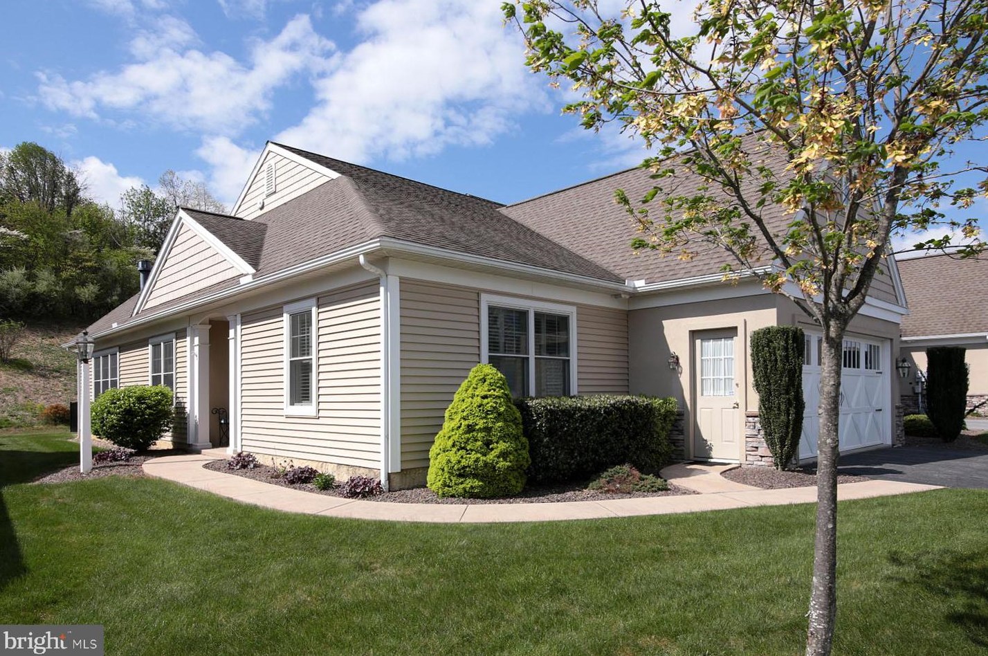 1047 English Dr, Lebanon PA  17042-9267 exterior