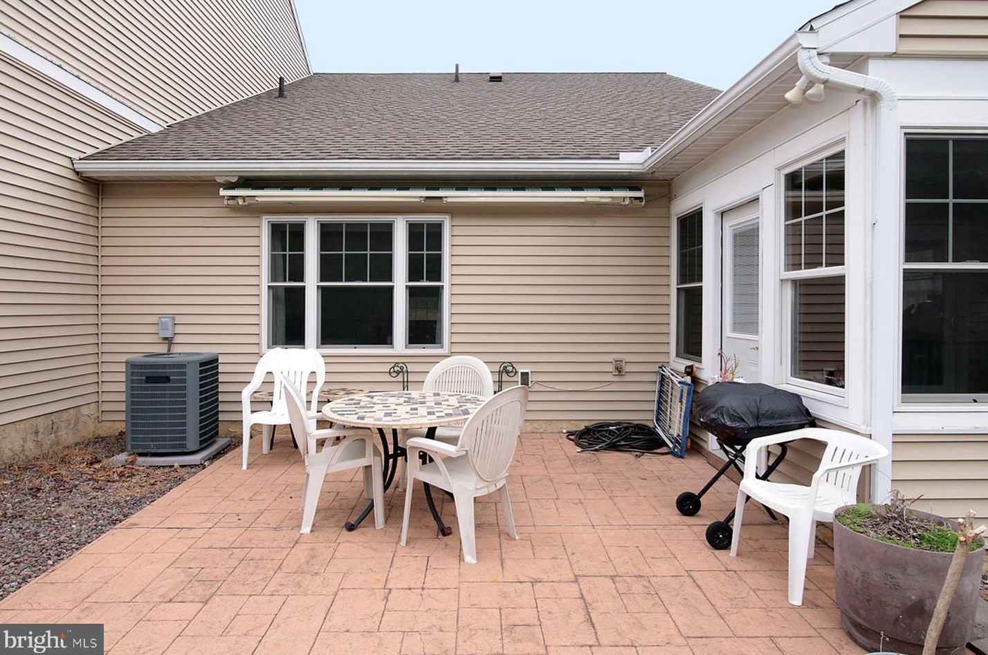1047 English Dr, Lebanon PA  17042-9267 exterior