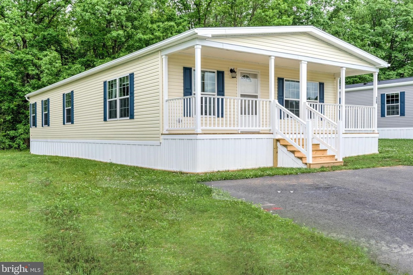 27 Meadowview Dr, Paradise Park, PA 17068