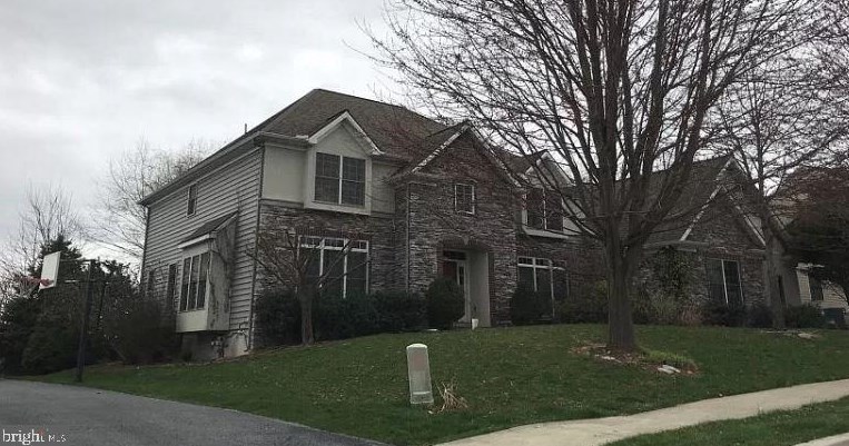 2717 Meadow Cross Way, York PA  17402-8538 exterior