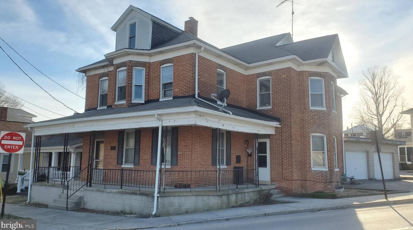 196 N Water St, Spring Grove, PA 17362