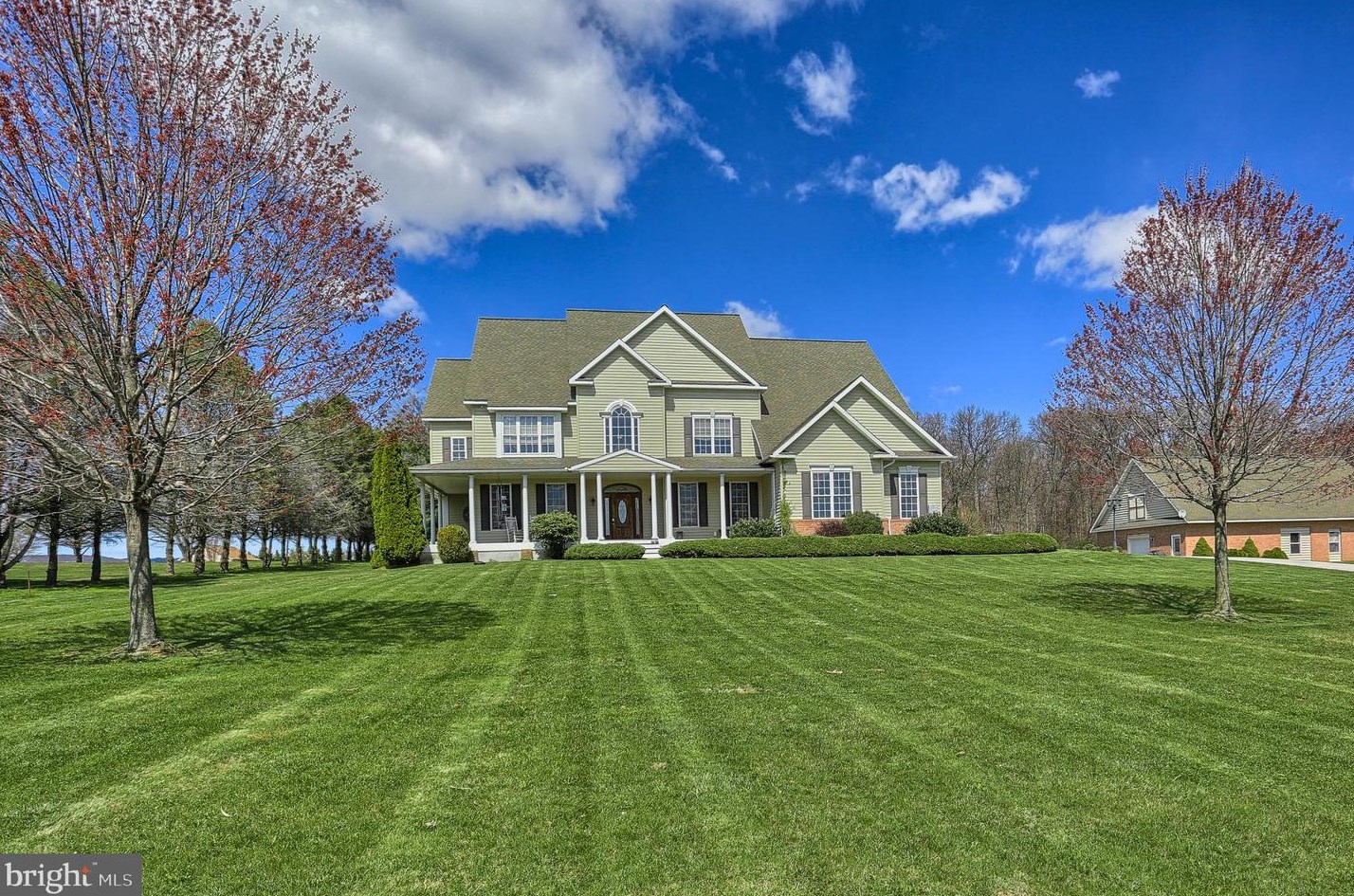 1975 Yingling Dr, Spring Grove, PA 17362
