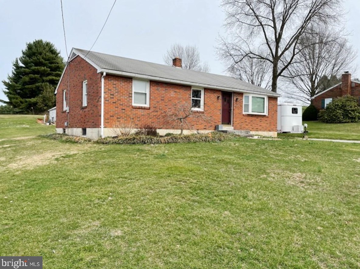 1715 W Longview Dr, Spring Grove, PA 17362