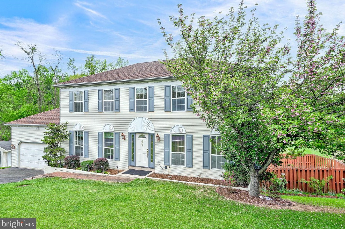 225 Eden Rd, Etters, PA 17319