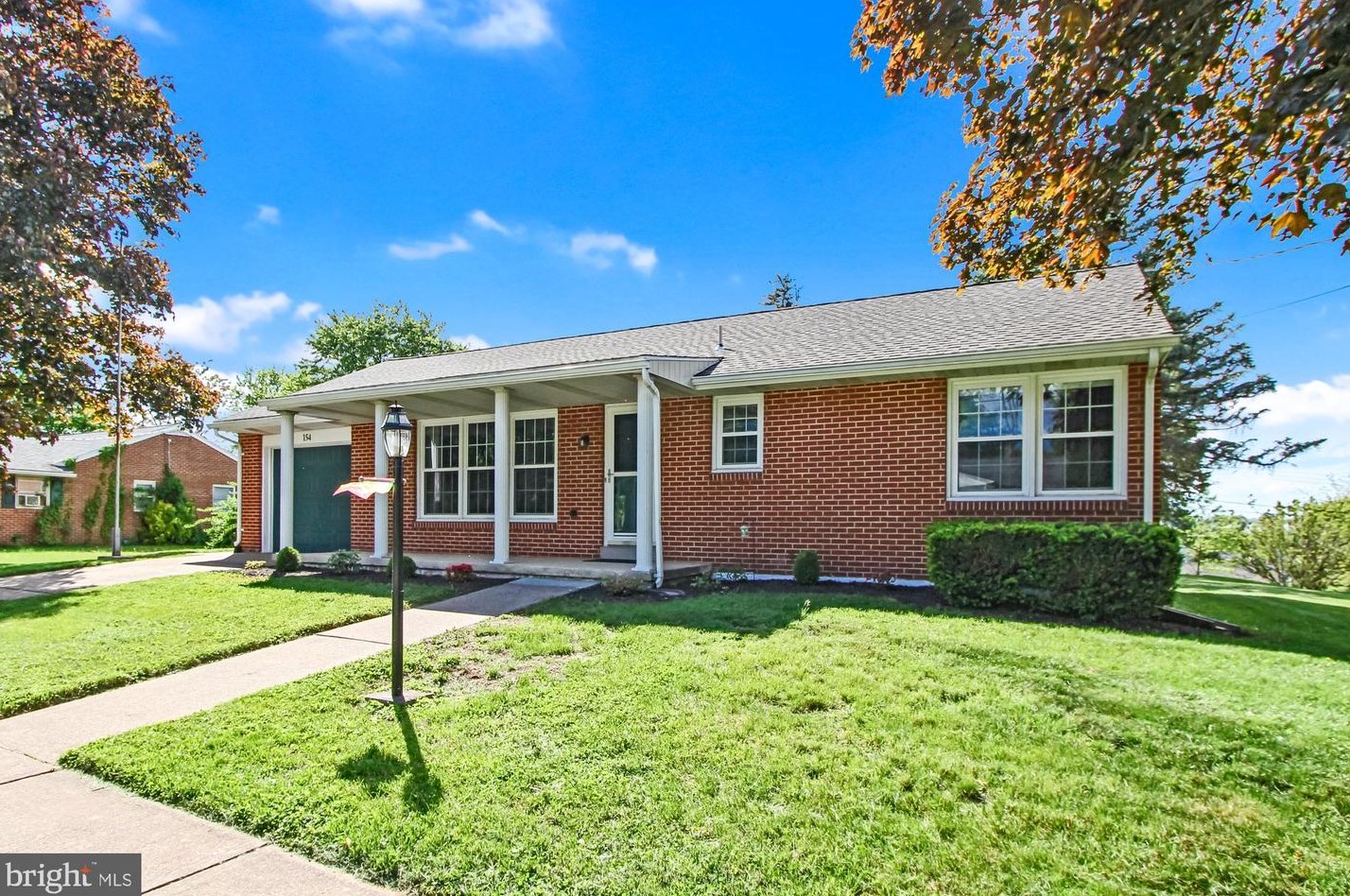 154 N 6th St, Mount Wolf, PA 17347