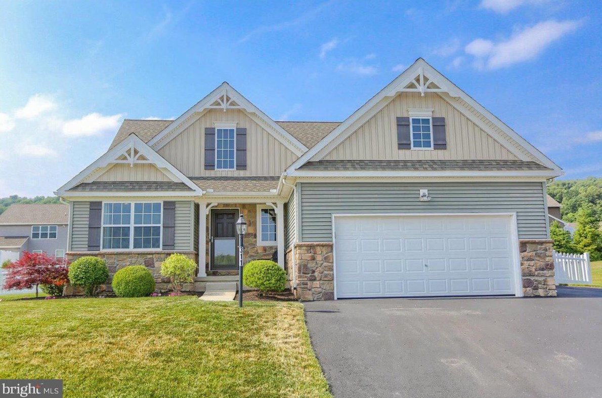 311 Lamp Post Ln, Etters, PA 17319