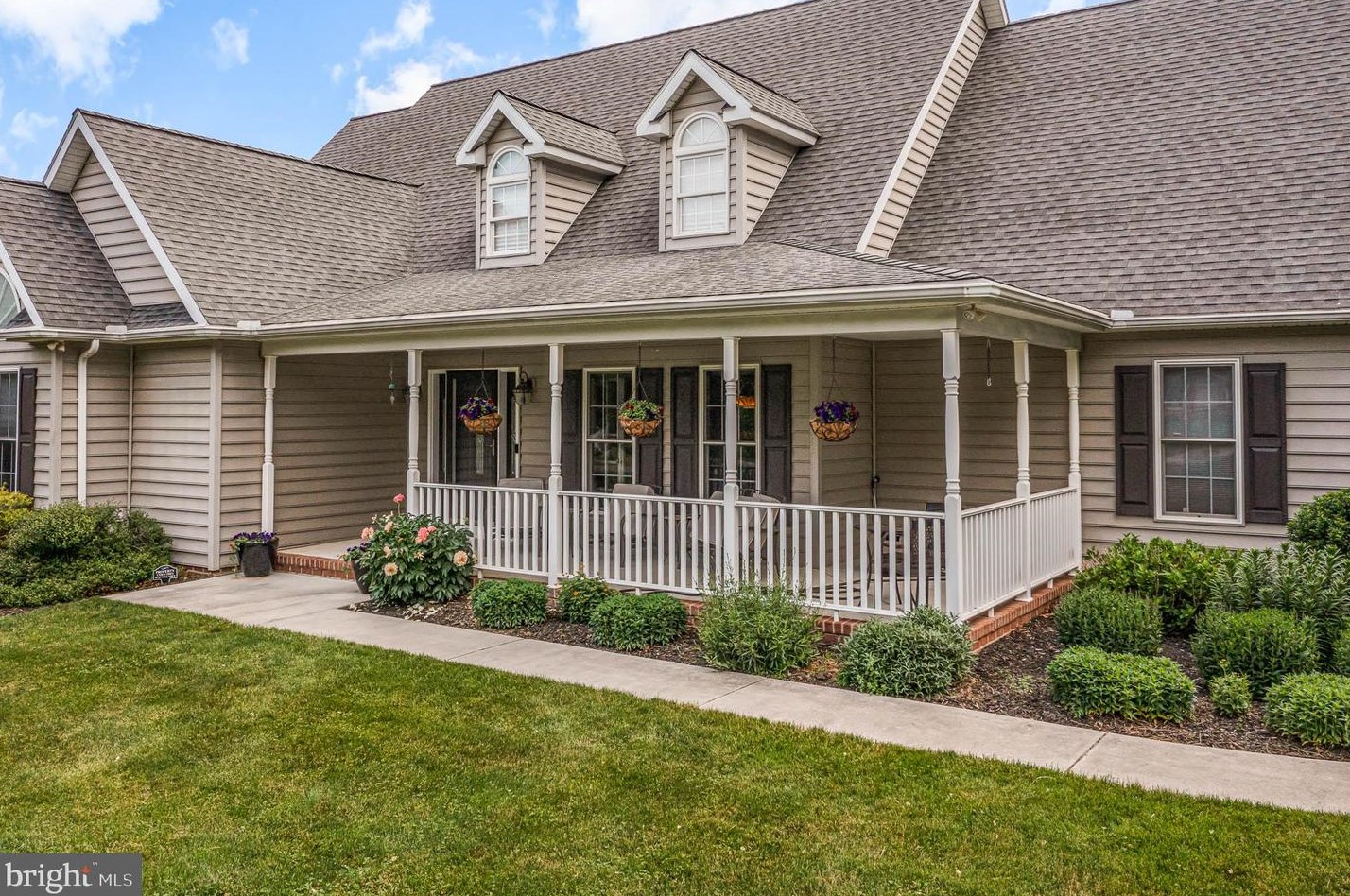 5191 Manor Ct, Spring Grove, PA 17362-8366