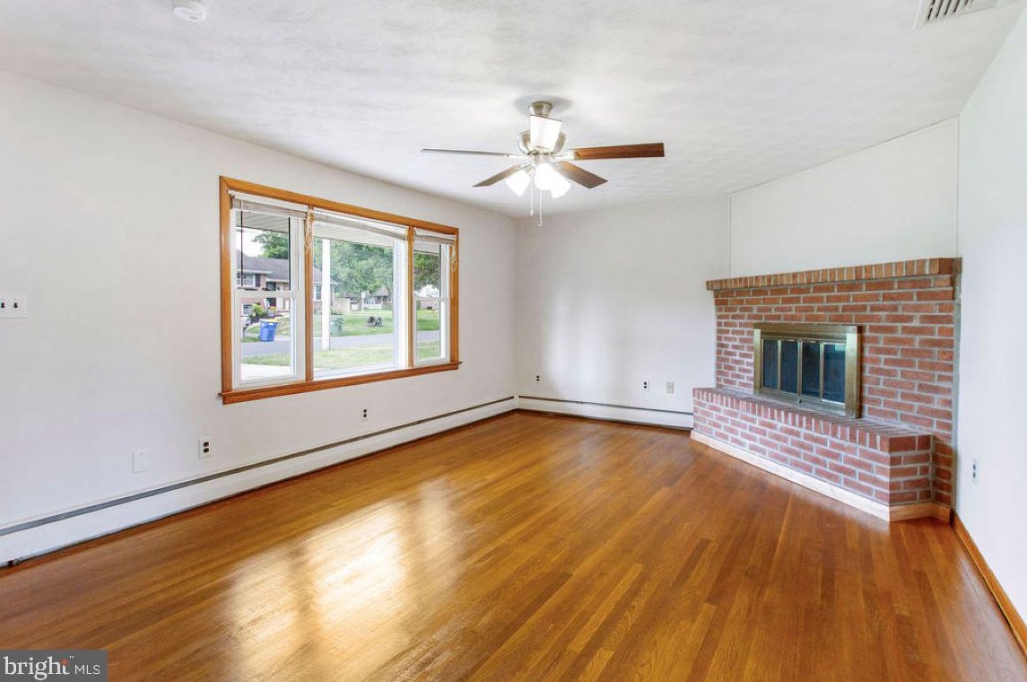 60 Sunset Dr, Strinestown, PA 17345-1008