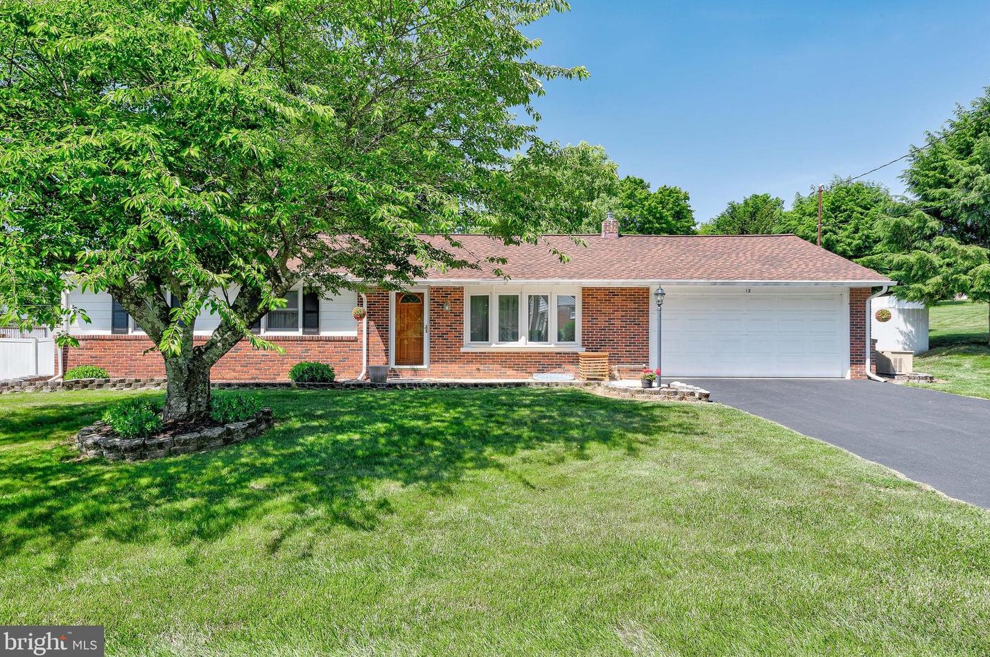 12 Lexington Dr, Shrewsbury, PA 17361