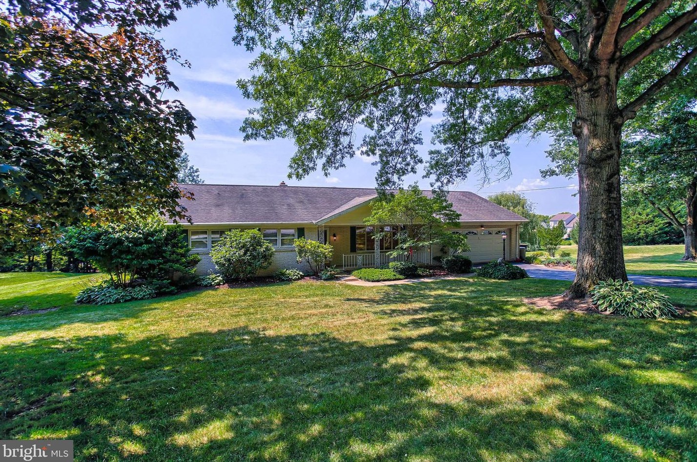 96 Oak Dr, Mount Wolf, PA 17347