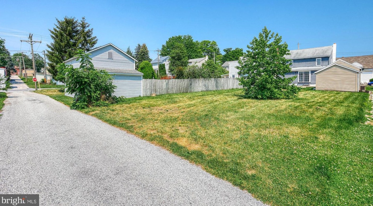 210 Cooper St, Strinestown PA  17345-1416 exterior