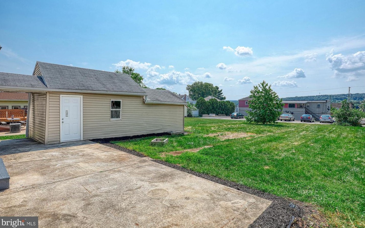 210 Cooper St, Strinestown PA  17345-1416 exterior