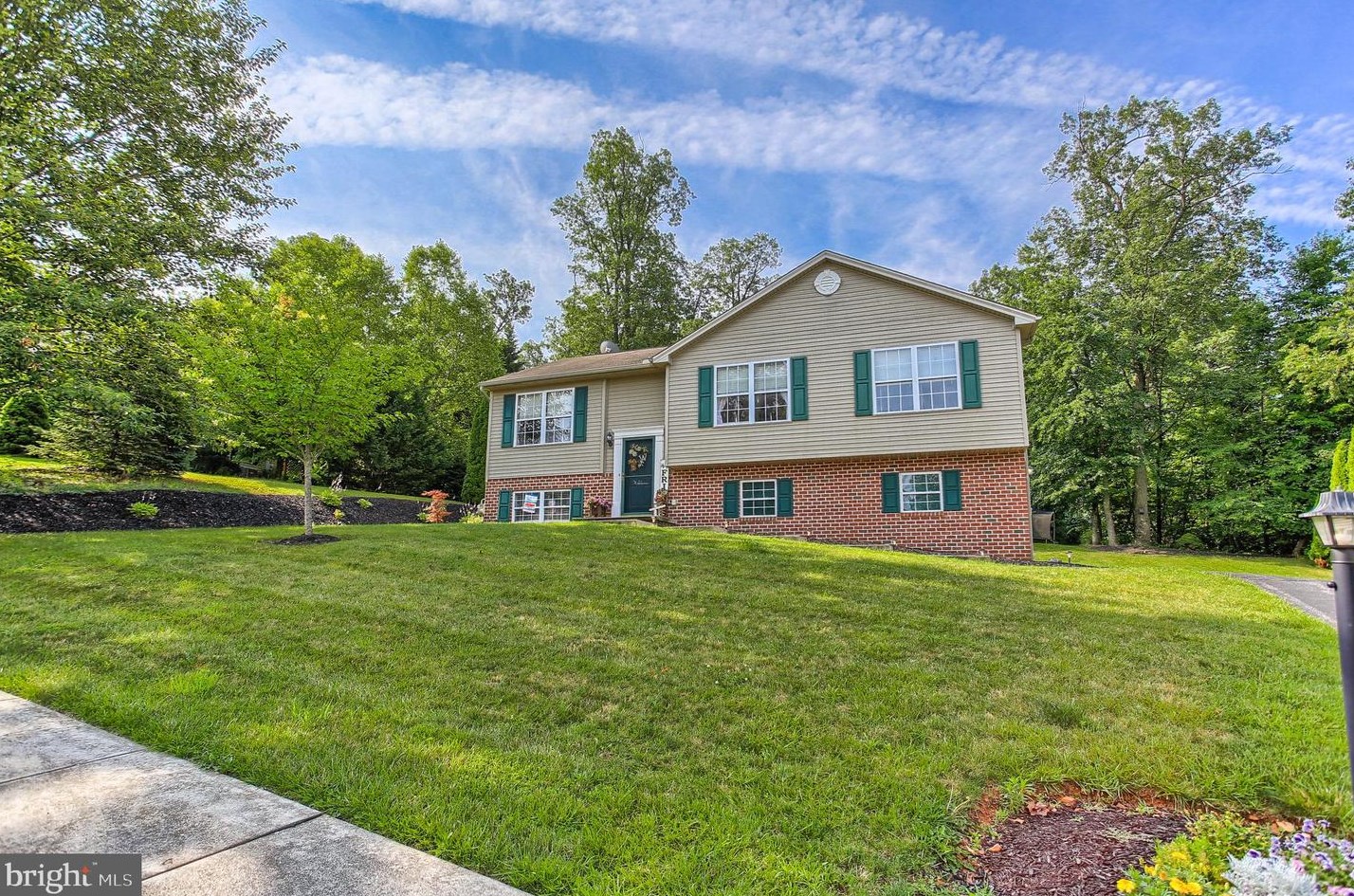 4482 Lynwood Dr, Spring Grove, PA 17362