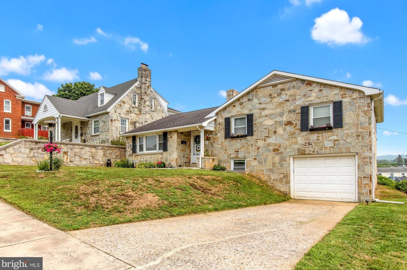 61 N East St, Spring Grove, PA 17362