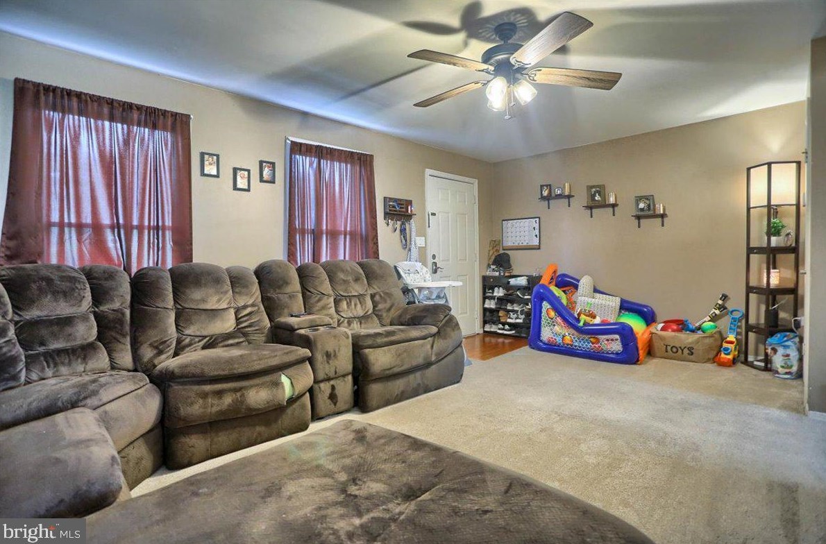 15 Mall Rd, Etters, PA 17319