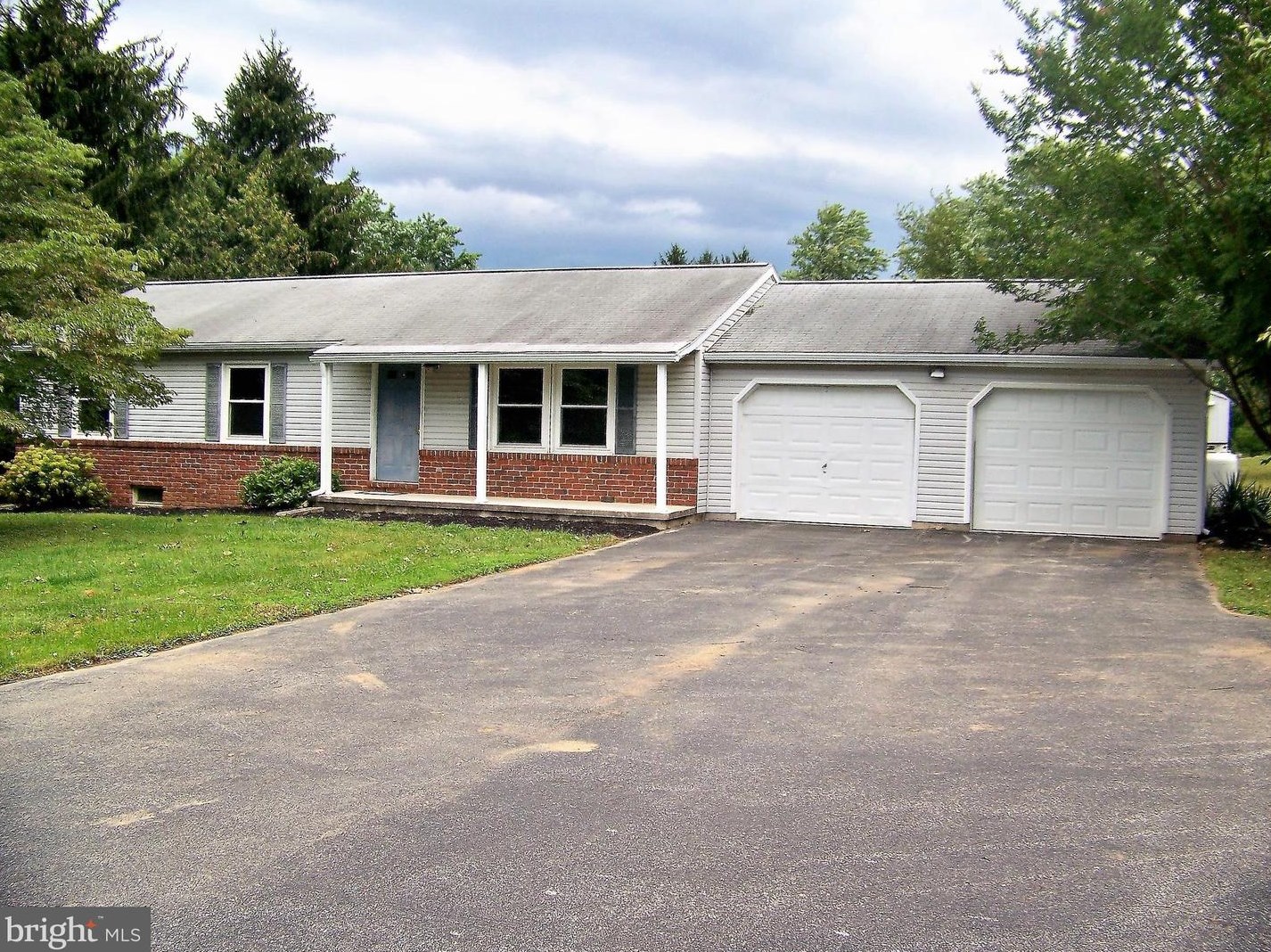 2150 Yingling Dr, Spring Grove, PA 17362