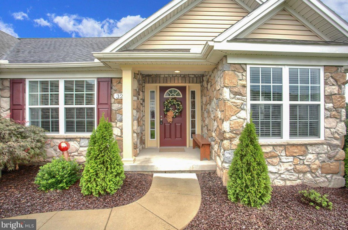 326 Woodbridge Dr, Etters, PA 17319