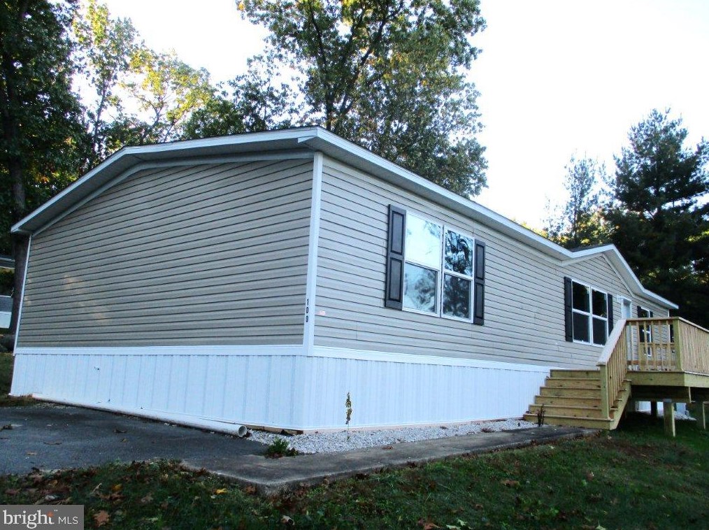 100 Oak Leaf Dr, Bittersville, PA 17366-8305