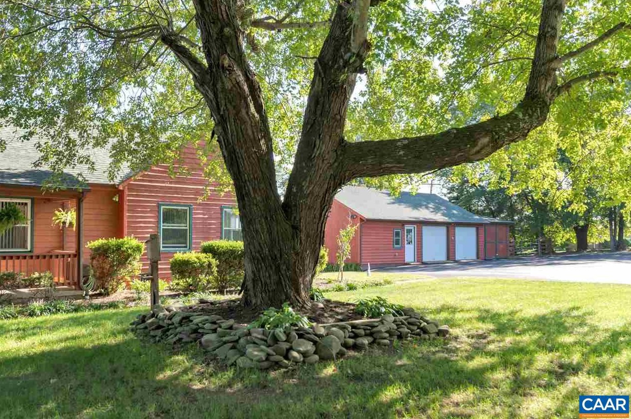 6220 Venable Rd, Kents Store, VA 23084-2066