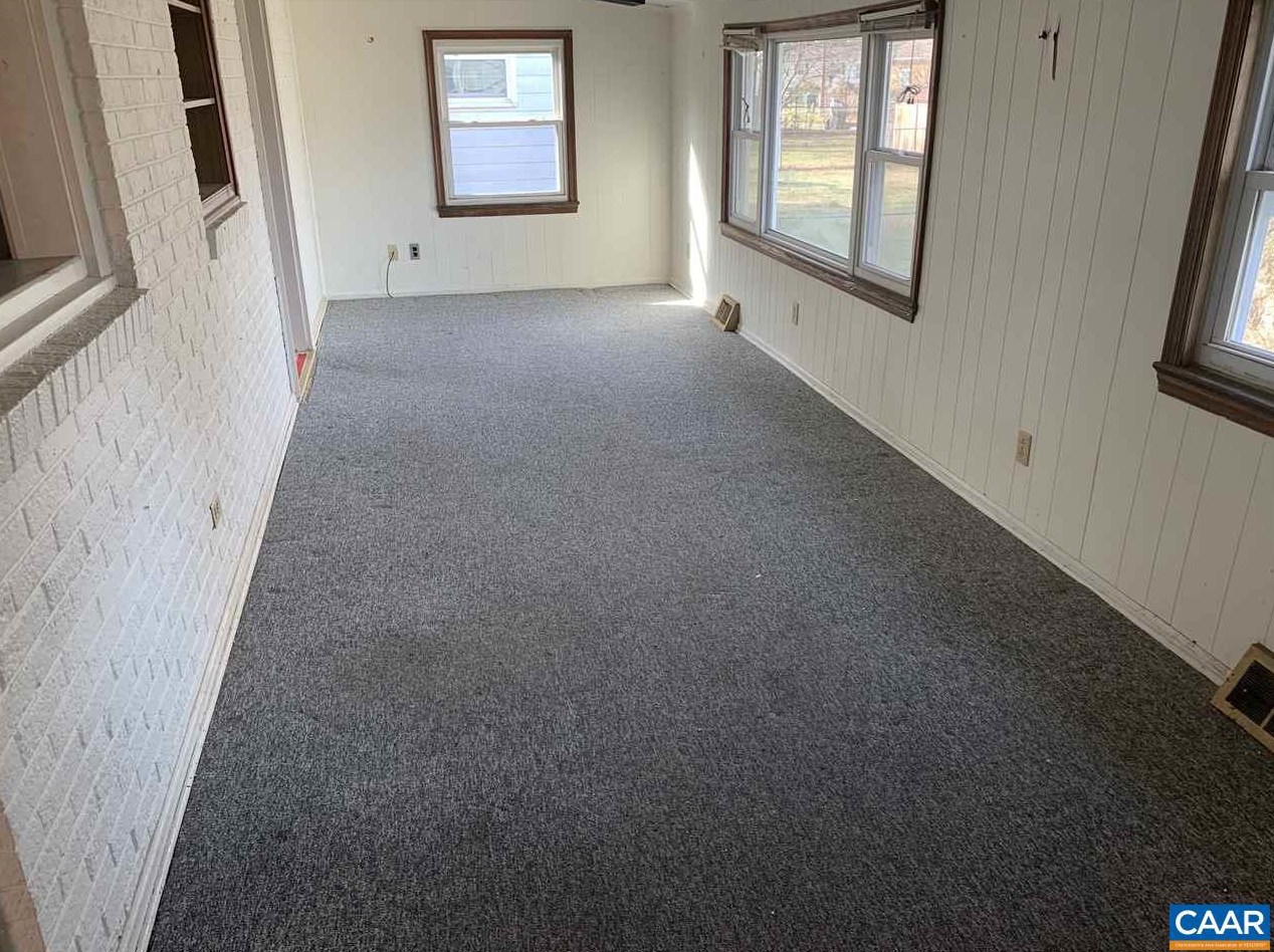 221 King Ave, Waynesboro, VA 22980-3736