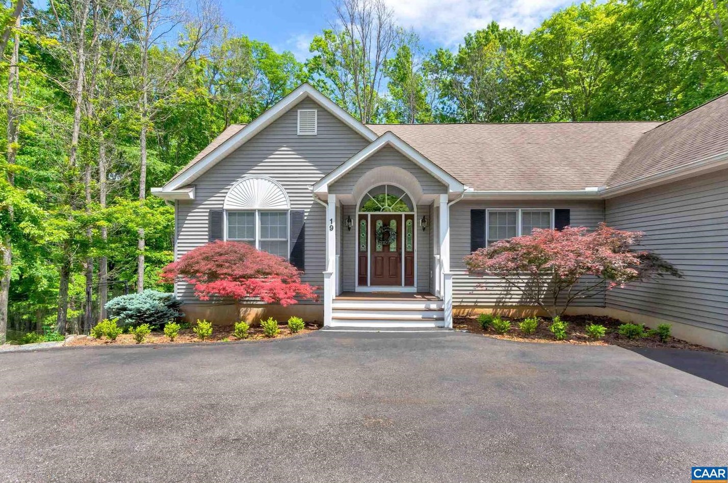 19 Barrett St, Bybee, VA 22963