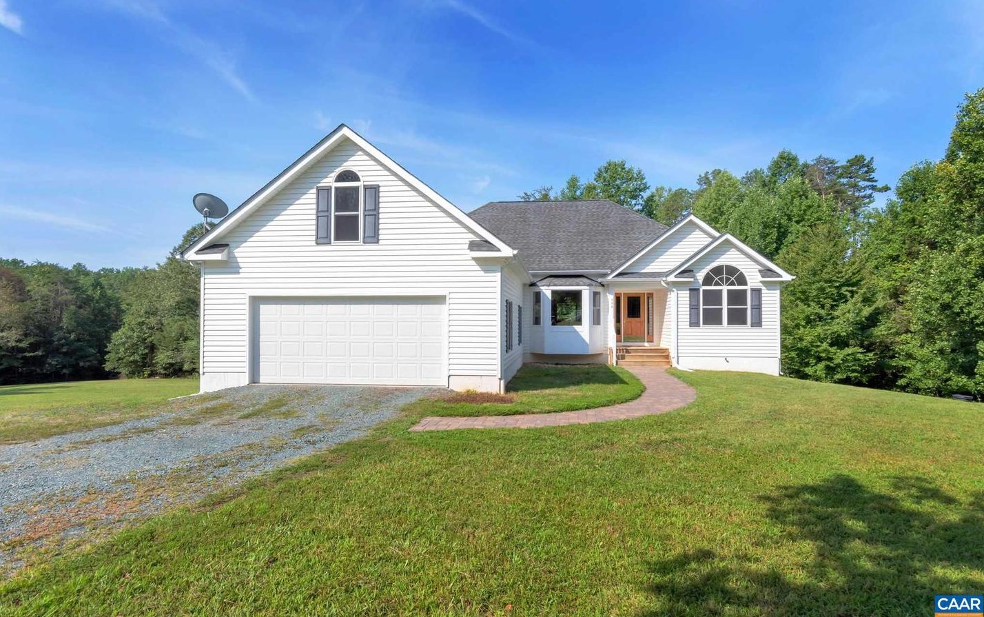 590 River Run Dr, Bybee, VA 22963