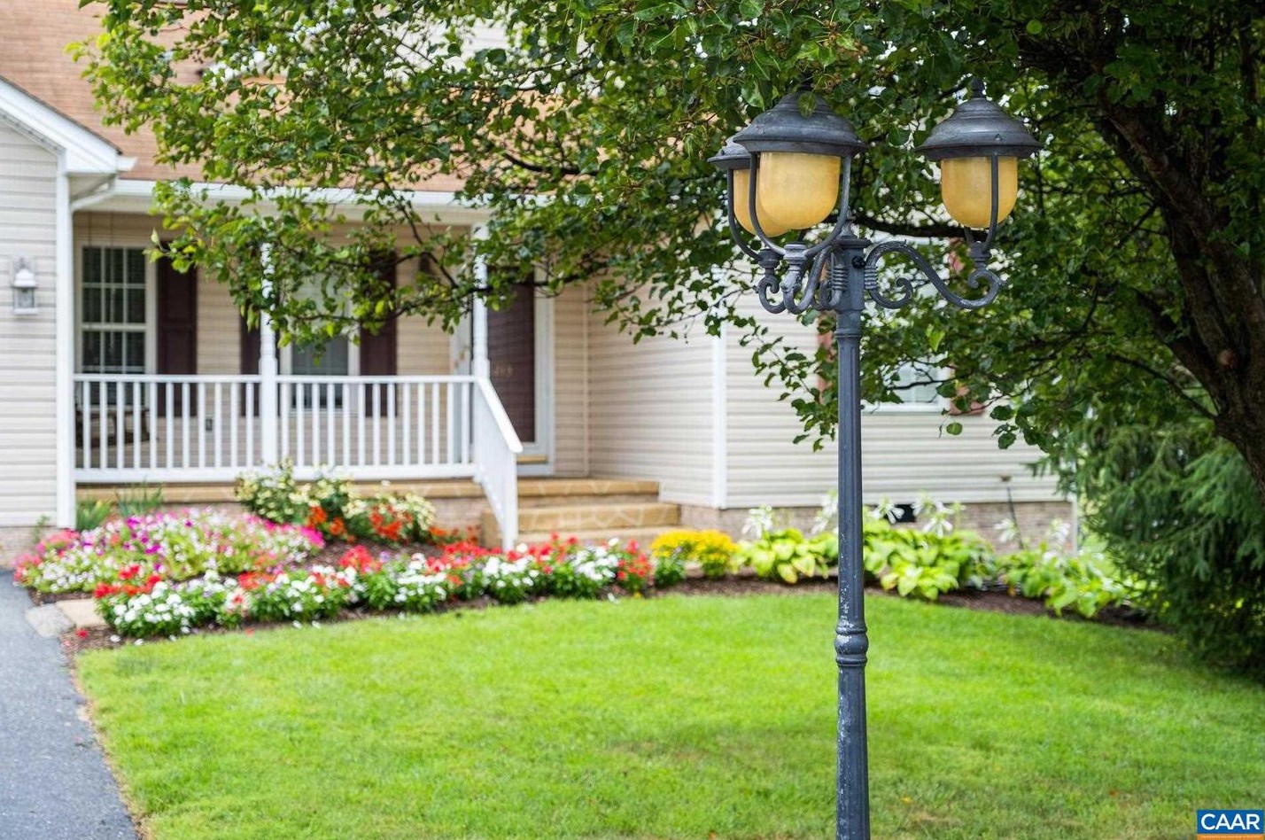 2213 Mosley St, Waynesboro, VA 22980-2381