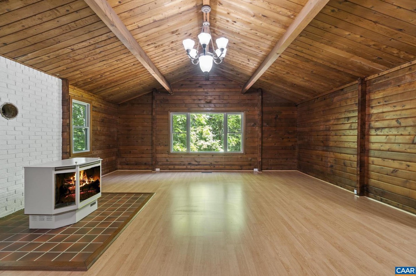 29 Crestwood Dr, Churchville, VA 24421