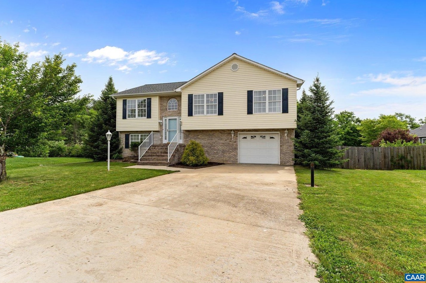 220 Mayfield La, Waynesboro, VA 22980