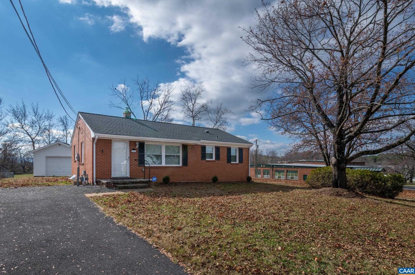 422 Sterling St, Staunton, VA 24401