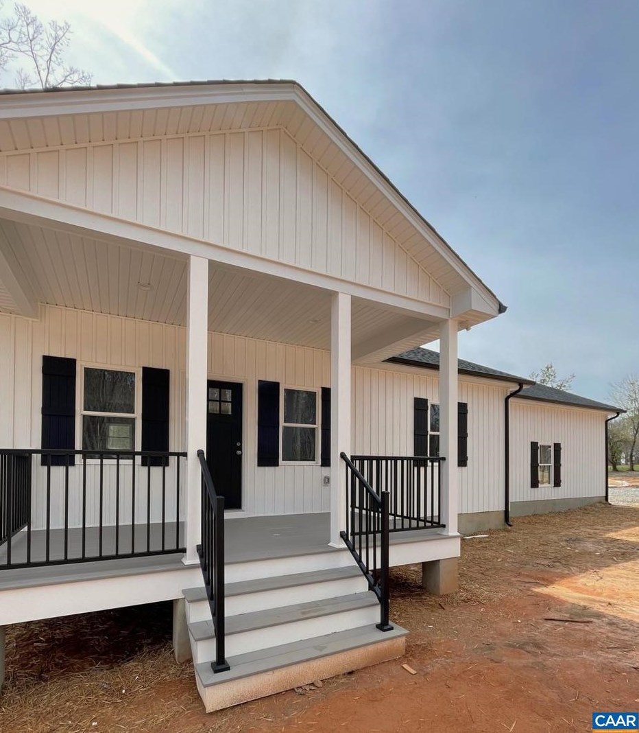 96 Smithfield Rd, Louisa, VA 23093-2452