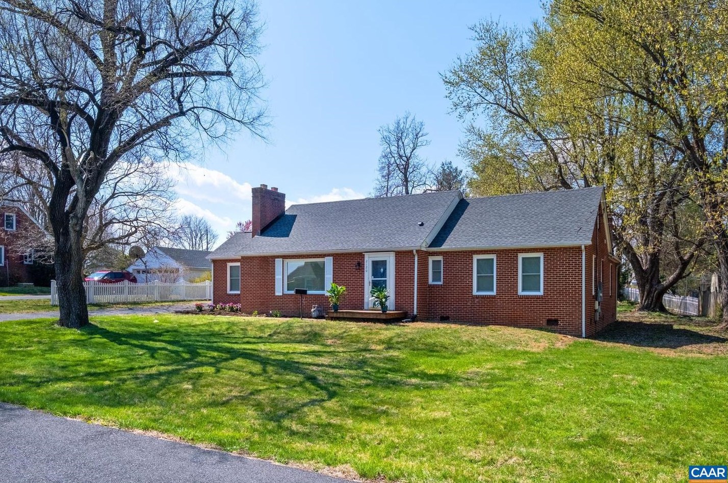 2120 Chase Ave, Waynesboro, VA 22980-1717