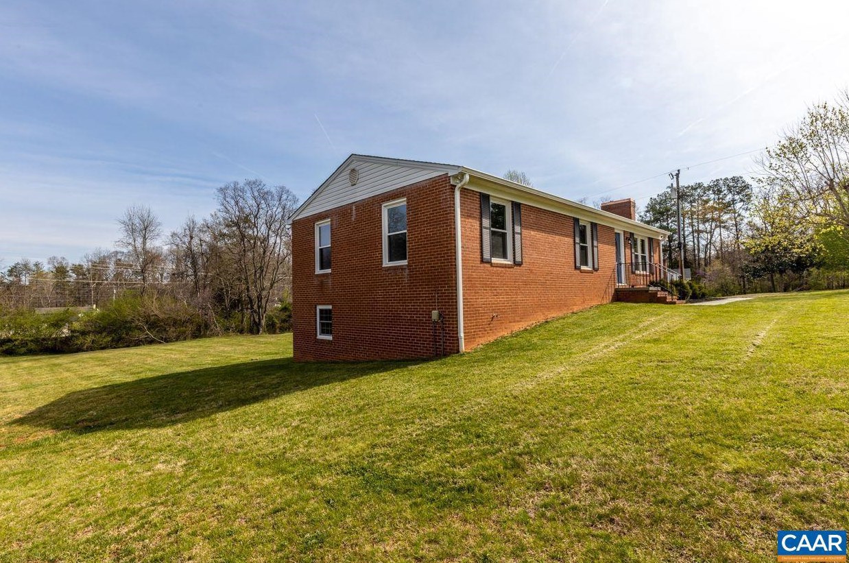 2514 Thomas Jefferson Pkwy, Bybee VA  22963-4808 exterior