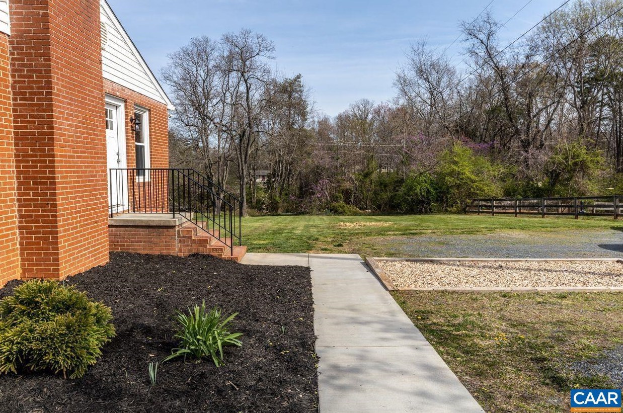 2514 Thomas Jefferson Pkwy, Bybee VA  22963-4808 exterior