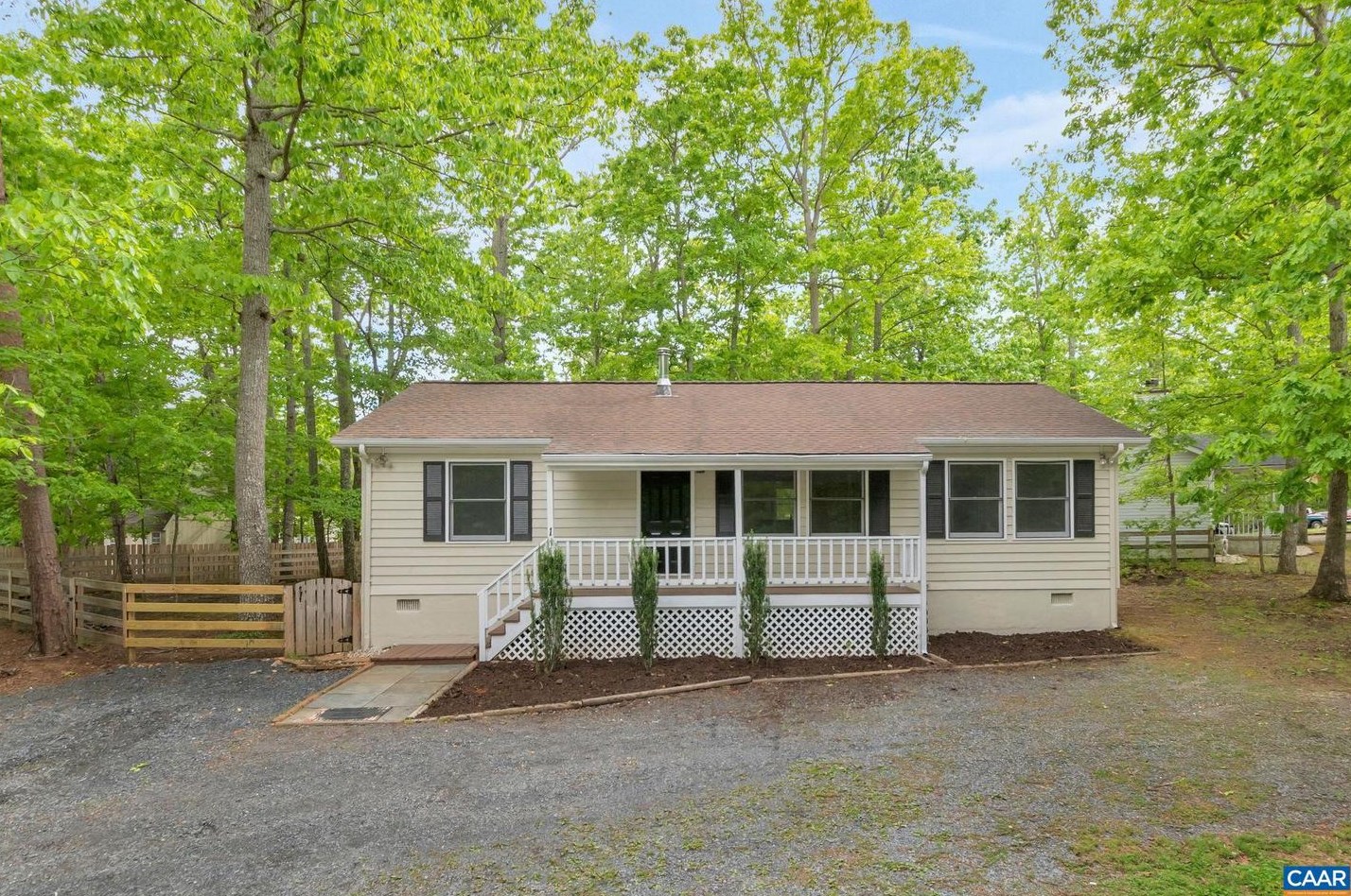 1 Woodlawn Dr, Bybee, VA 22963