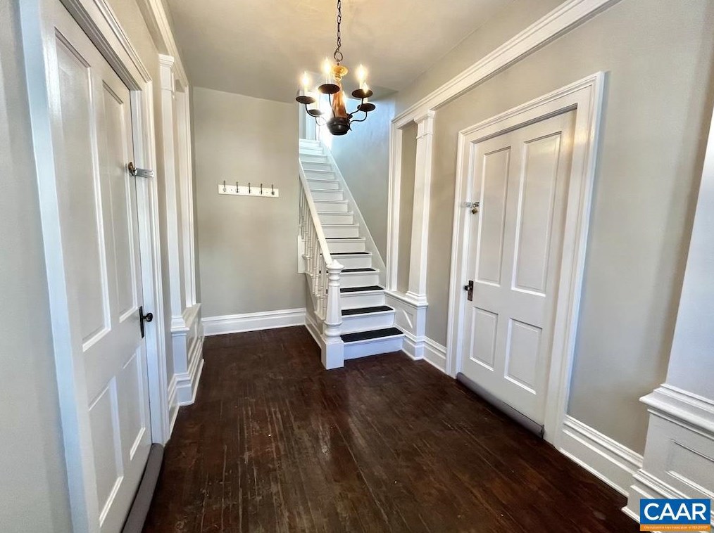 830 W Beverley St #apt 1, Staunton, VA 24401