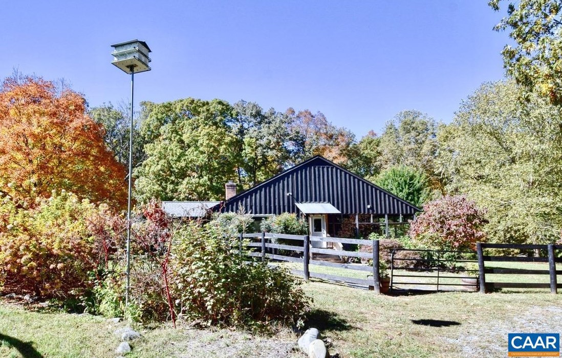 2729 Deep Creek Rd, Bybee, VA 22963