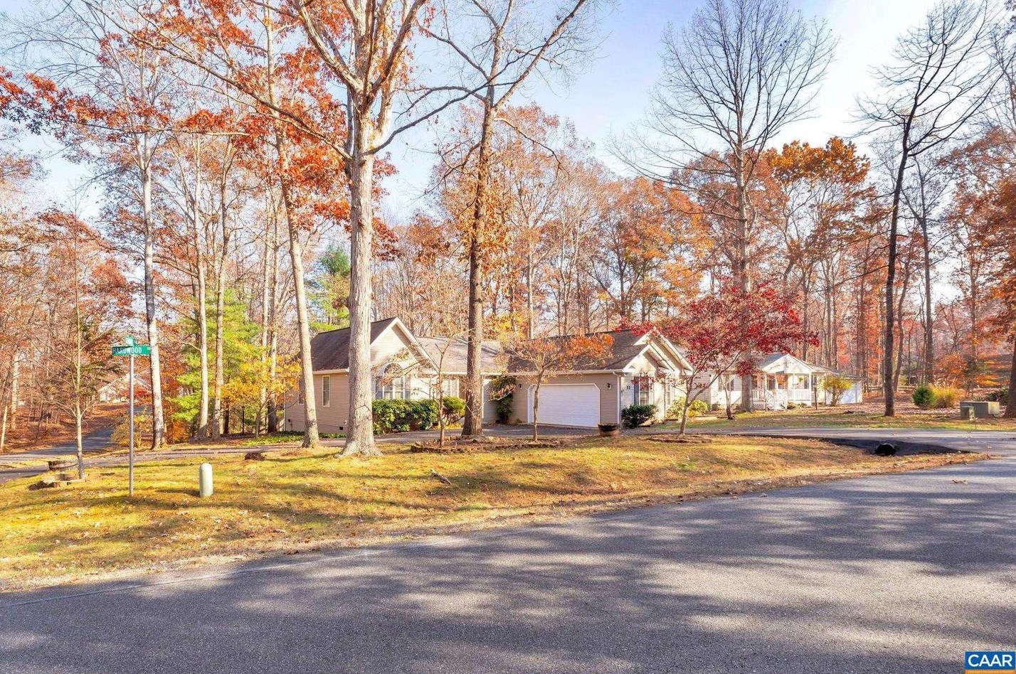 11 Hardwood Rd, Bybee, VA 22963