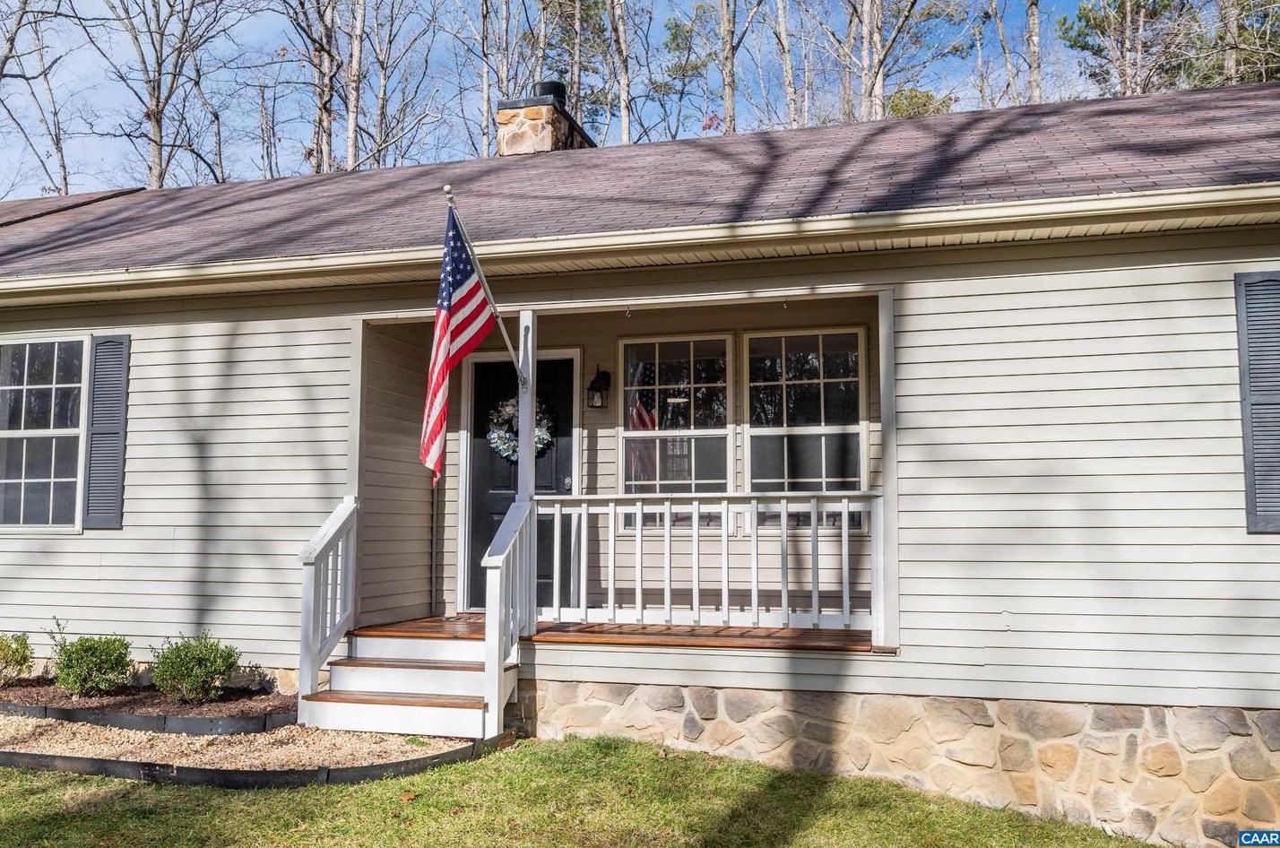 28 Englewood Dr, Bybee, VA 22963-3027