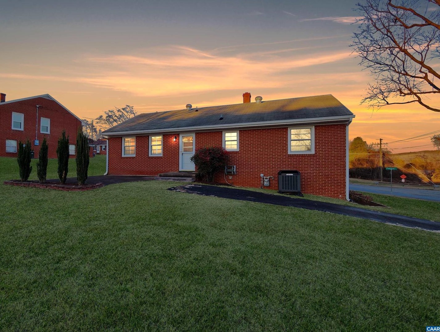 1016 Peartree Ln, Charlottesville, VA 22901-4130