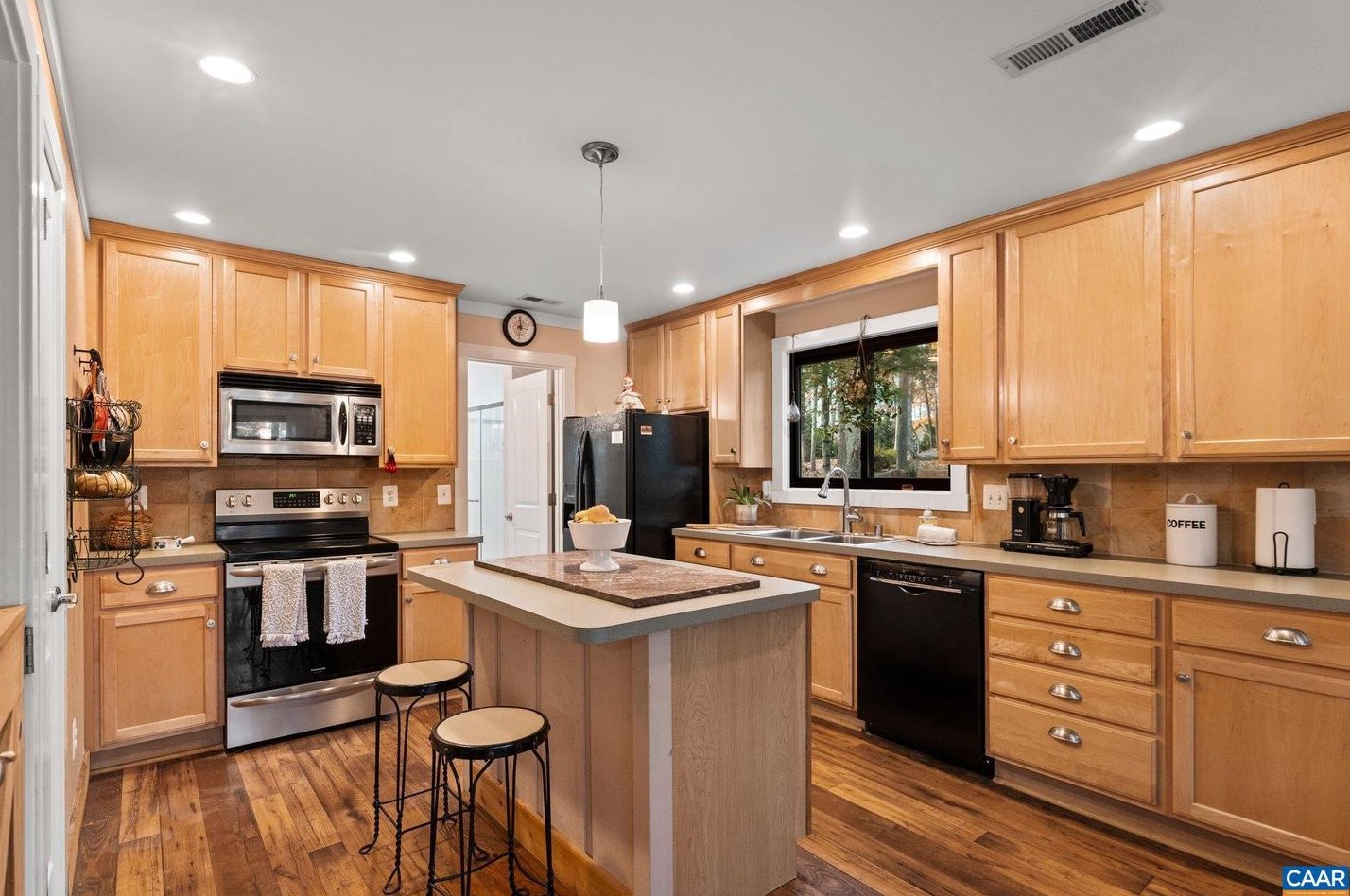 208 Jefferson Dr, Bybee VA  22963-2322 exterior
