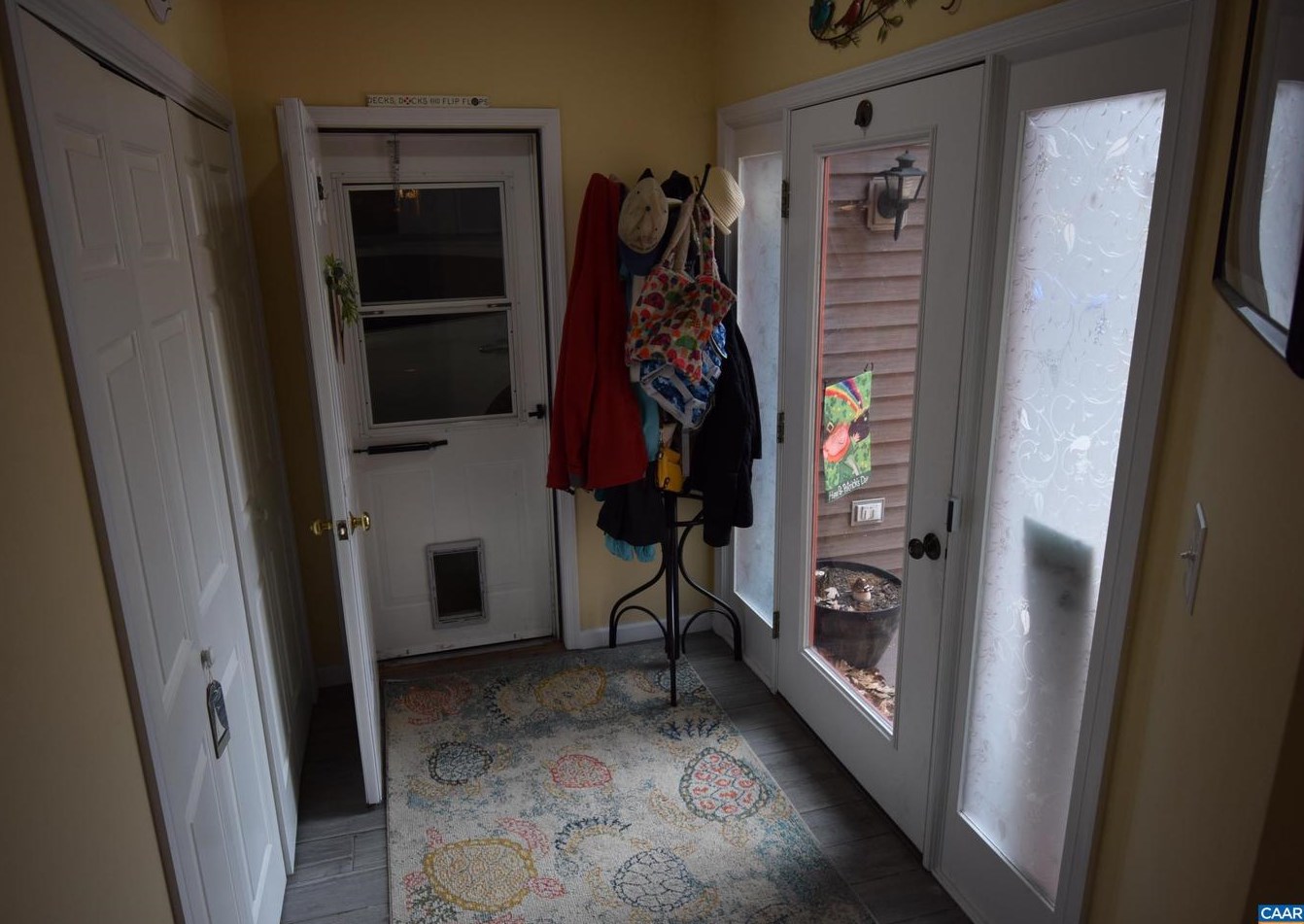 218 Jefferson Dr, Bybee VA  22963-2323 exterior