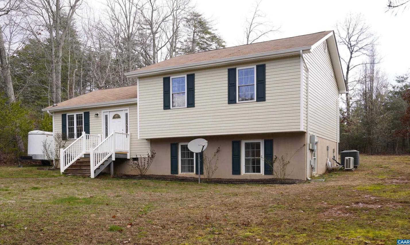 228 Smithfield Rd, Louisa, VA 23093-2433