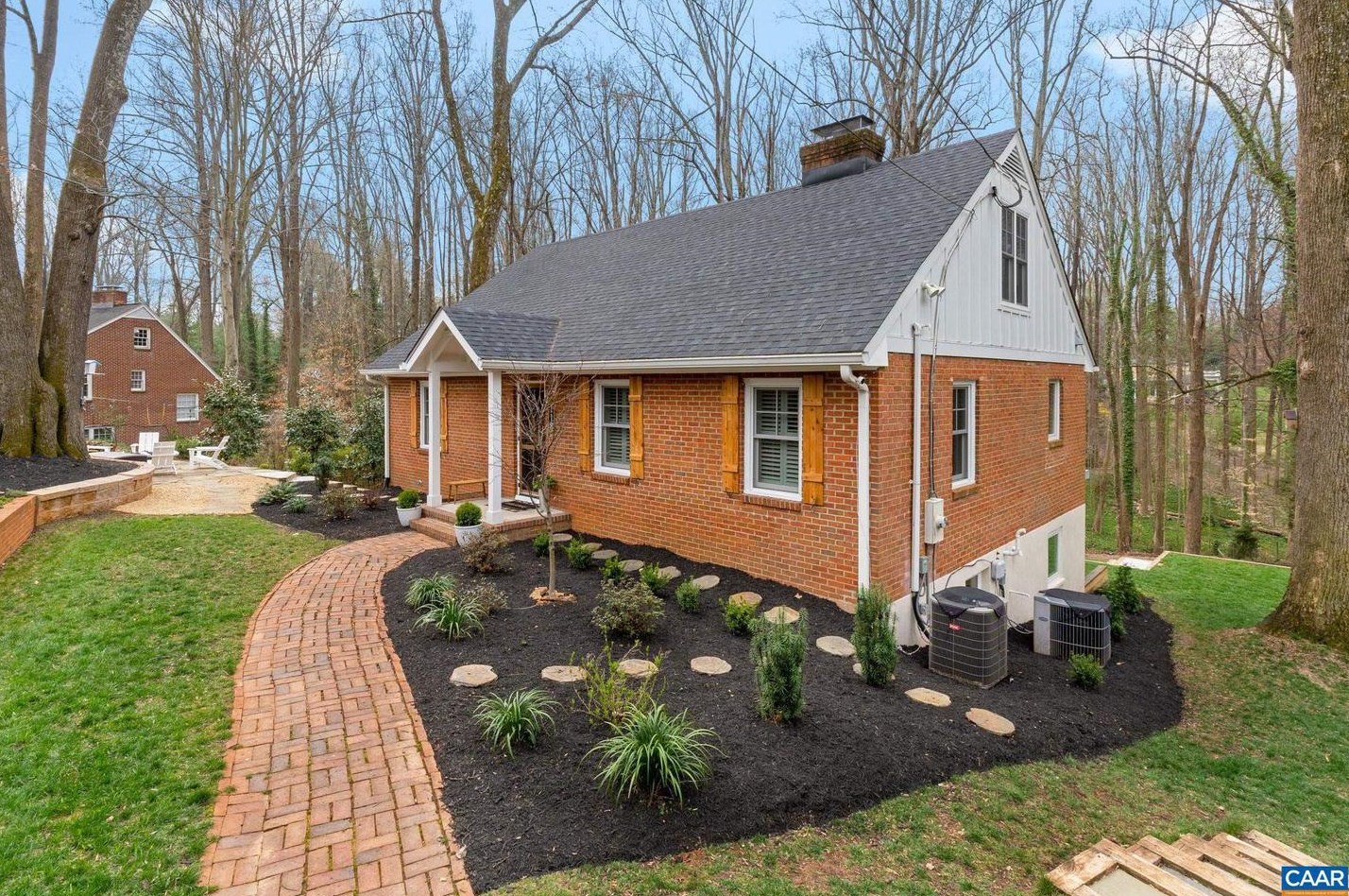 118 Buckingham Rd, Charlottesville, VA 22903-1217