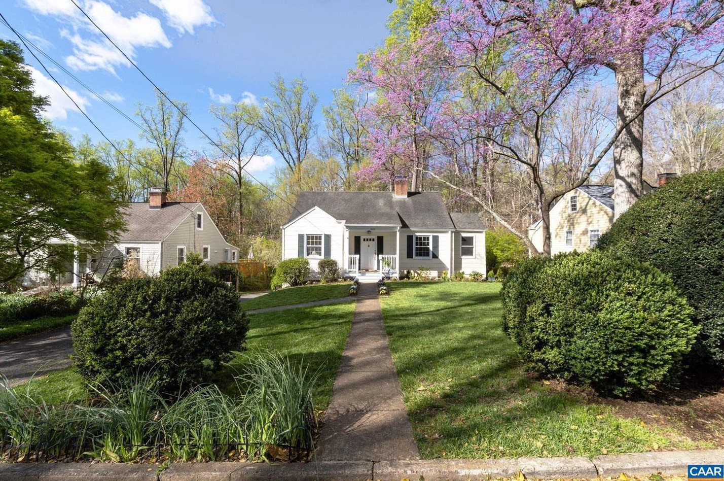1605 Greenleaf Ln, Charlottesville, VA 22903-1325
