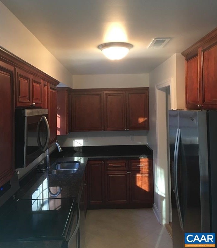 124 Longwood Dr #b, Charlottesville, VA
